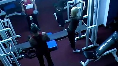 orang latin cewek seksi mendapat hardcore oleh gym pelatih