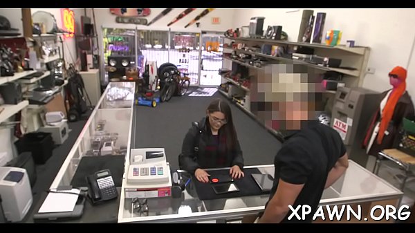 Intensiva bimbo diletante está en la tienda, siendo embestida